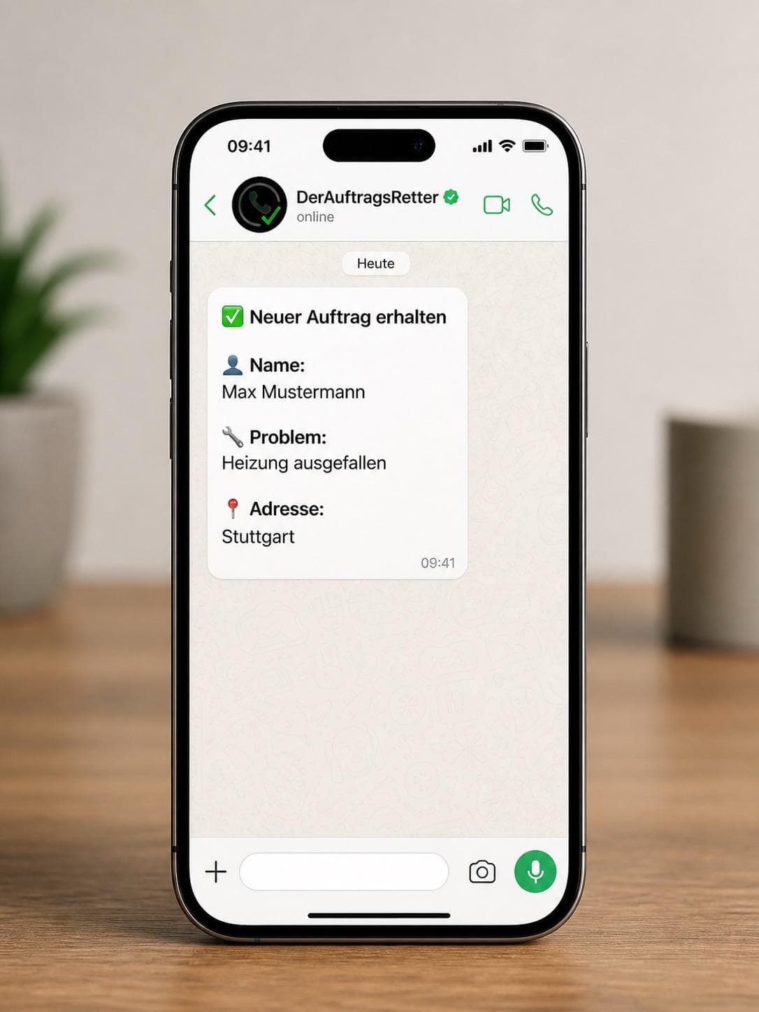 Handwerker nutzt WhatsApp